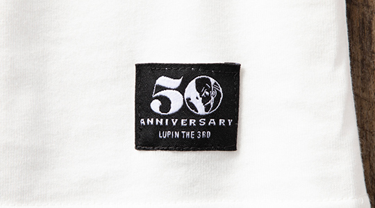 「アニメ化50周年」のロゴ刺繍付き